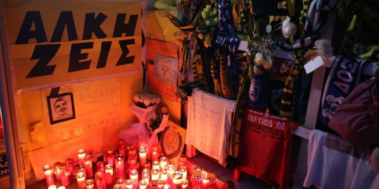 Άλκης Καμπανός: Το «Ποτέ Ξανά» να μην μείνει μόνο μια ευχή – «Εκκωφαντική» η σιωπηρή πορεία