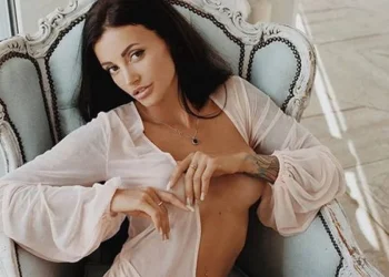 Πόζες που ξεσηκώνουν! Η Anya Sugar είναι σκέτη… ζάχαρη