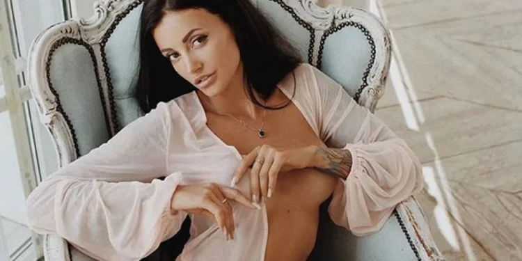 Πόζες που ξεσηκώνουν! Η Anya Sugar είναι σκέτη… ζάχαρη