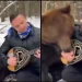 Λαρισαίος έγινε viral παίζοντας μπουζούκι στα χιόνι με μια αρκούδα δίπλα του να τον γλείφει(Βίντεο)