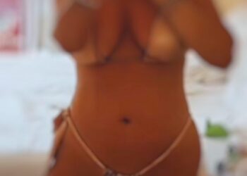 Προκαλεί παίκτρια Reality στην Γλυφάδα – Ποζάρει με… ανύπαρκτο μαγιό στο σπίτι της