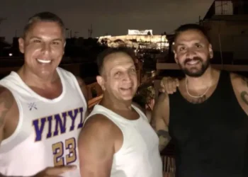 Σπύρος Μπιμπίλας: Θαύμασε την Ακρόπολη, με συντροφιά δύο κολλητούς του φίλους