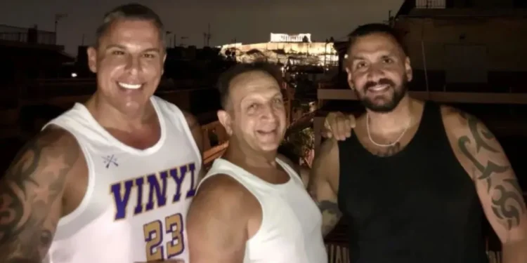 Σπύρος Μπιμπίλας: Θαύμασε την Ακρόπολη, με συντροφιά δύο κολλητούς του φίλους