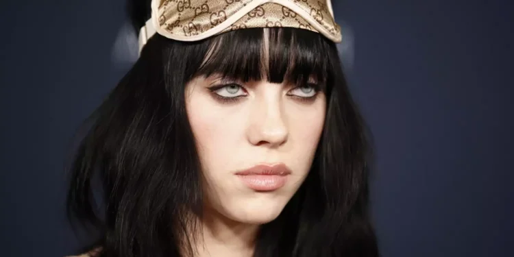 Τρόμος για την Μπίλι Άιλις: Μπήκε σπίτι της και βρήκε έναν ημίγυμνο άντρα να κάθεται στο μπαλκόνι της