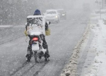 Εικόνες – Δείτε τη συγκλονιστική «μάχη» του ντελιβερά με τα χιόνια