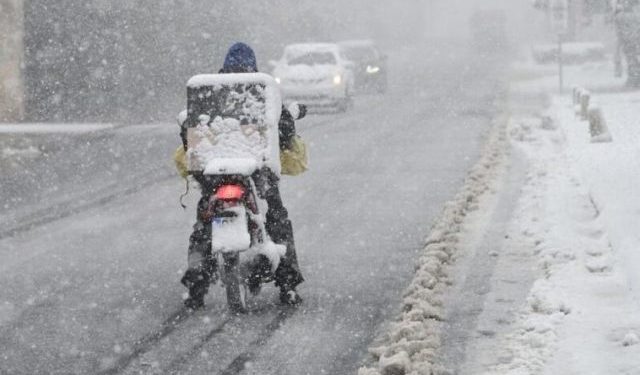 Εικόνες – Δείτε τη συγκλονιστική «μάχη» του ντελιβερά με τα χιόνια
