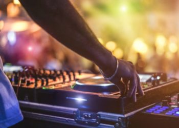 Γλυφάδα: Γνωστός DJ έσπασε στο ξύλο πρώην σύντροφό του σε κλαμπ – Πήγε στην Αστυνομία μέσα στα αίματα