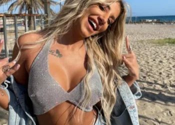 Η αποκάλυψη του J2US – Η “εκρηκτική” ξανθιά που… πήρε μεταγραφή από το Voice! (Βίντεο)