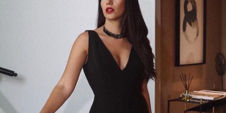 Ελένη Βαϊτσου – Δείτε την να ποζάρει ολόγυμνη σε ένα ποτάμι