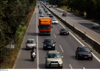 Αίγιο: 91χρονη οδηγός μπήκε ανάποδα στην Εθνική, προκάλεσε τροχαίο και το έσκασε