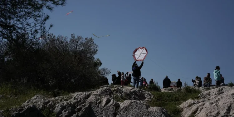 Καιρός: Ανοιξιάτικος και σήμερα παρά την μικρή πτώση της θερμοκρασίας -Η πρόβλεψη για την Καθαρά Δευτέρα