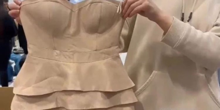 Σεισμός στην Τουρκία: Στέλνουν βρώμικα ρούχα, τακούνια, κορσέδες και ψεύτικες βλεφαρίδες στους σεισμόπληκτους