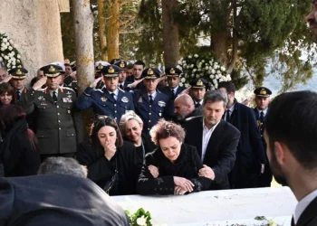 Πτώση Phantom F-4: Ο σπαραγμός των γονιών του υποσμηναγού Τουρούτσικα στην ταφή του – Δείτε φωτογραφίες