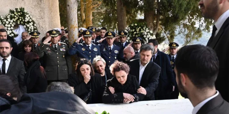 Πτώση Phantom F-4: Ο σπαραγμός των γονιών του υποσμηναγού Τουρούτσικα στην ταφή του – Δείτε φωτογραφίες