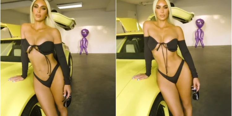 Κιμ Καρντάσιαν: Ποζάρει με μικροσκοπικό μπικίνι δίπλα σε σπορ αμάξι