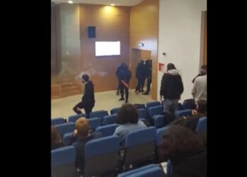 Κύπρος: Καταγγελίες για ομοφοβική επίθεση σε πανεπιστήμιο – Κουκουλοφόροι ψέκασαν κόσμο με πυροσβεστήρες