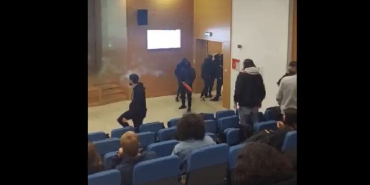 Κύπρος: Καταγγελίες για ομοφοβική επίθεση σε πανεπιστήμιο – Κουκουλοφόροι ψέκασαν κόσμο με πυροσβεστήρες