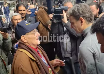 Κυριάκος Μητσοτάκης: Παππούς στην Λάρισα τον πλησίασε με το τσιγάρο στο χέρι – «Πρέπει να κόψεις το κάπνισμα»