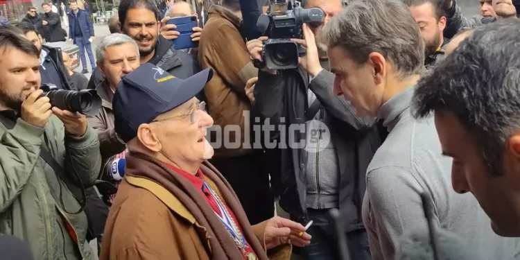 Κυριάκος Μητσοτάκης: Παππούς στην Λάρισα τον πλησίασε με το τσιγάρο στο χέρι – «Πρέπει να κόψεις το κάπνισμα»