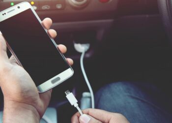Φορτίζεις το κινητό σου μέσα στο αυτοκίνητο; Γιατί είναι πολύ επικίνδυνο