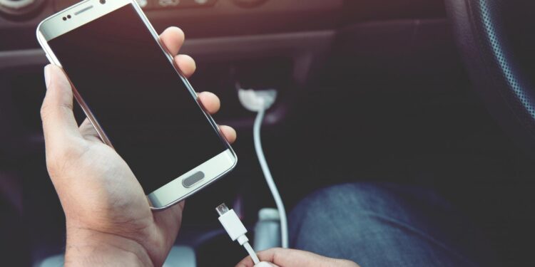 Φορτίζεις το κινητό σου μέσα στο αυτοκίνητο; Γιατί είναι πολύ επικίνδυνο