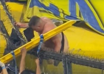 Μπόκα Τζούνιορς: Ημίγυμνος οπαδός κάρφωσε τα χέρια του στα συρματοπλέγματα για να αλλάξει θύρα(Βίντεο)