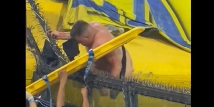 Μπόκα Τζούνιορς: Ημίγυμνος οπαδός κάρφωσε τα χέρια του στα συρματοπλέγματα για να αλλάξει θύρα(Βίντεο)