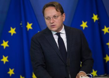 Γκάφα ολκής από τον Ούγγρο επίτροπο στο ευρωκοινοβούλιο – «Πόσοι άλλοι ηλίθιοι είναι ακόμα εκεί;»