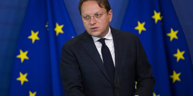 Γκάφα ολκής από τον Ούγγρο επίτροπο στο ευρωκοινοβούλιο – «Πόσοι άλλοι ηλίθιοι είναι ακόμα εκεί;»