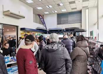Κακοκαιρία «Μπάρμπαρα»: Χάος με τις αλυσίδες – Ουρές στα καταστήματα, εξαντλήθηκαν από τα βενζινάδικα