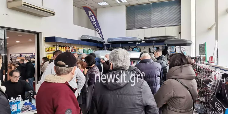 Κακοκαιρία «Μπάρμπαρα»: Χάος με τις αλυσίδες – Ουρές στα καταστήματα, εξαντλήθηκαν από τα βενζινάδικα
