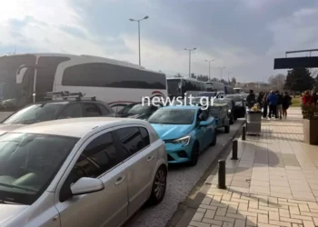 Καθαρά Δευτέρα: Κορυφώνεται η έξοδος των εκδρομέων – Ουρές στον Προμαχώνα για το τριήμερο