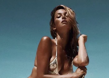 Ταξιδεύει σε όλο τον κόσμο και προκαλεί εγκεφαλικά – Μιλάμε για ασύλληπτη γυναικάρα (Εικόνες)