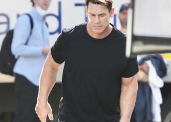 Πρώην πρωταθλητής του WWE με κοντή φούστα και γόβες