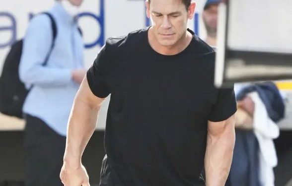 Πρώην πρωταθλητής του WWE με κοντή φούστα και γόβες