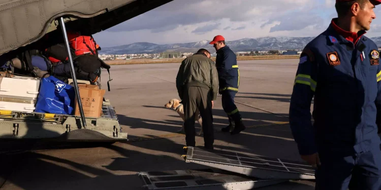 Σεισμός στην Τουρκία: Διασώστες από όλο τον κόσμο σπεύδουν να βοηθήσουν – Φωτογραφίες από την αποστολή της Ελλάδας