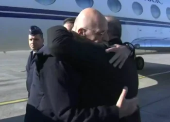 Σεισμός στην Τουρκία: Έφτασε ο Νίκος Δένδιας – Η αγκαλιά συμπαράστασης στον Τσαβούσογλου