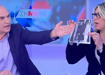 «Χαμός» στον ΣΚΑΪ – Ο Βαρεμένος άρπαξε από τα χέρια της Καραμανλή φωτογραφία του Αλέξη Τσίπρα