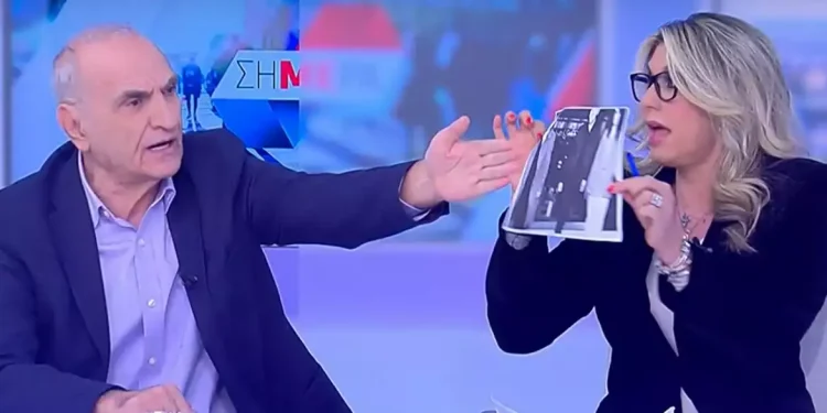 «Χαμός» στον ΣΚΑΪ – Ο Βαρεμένος άρπαξε από τα χέρια της Καραμανλή φωτογραφία του Αλέξη Τσίπρα