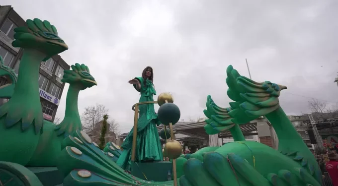 Καρναβάλι Ξάνθης 2023: Η πόλη με τα χίλια χρώματα έκαψε τον βασιλιά «Τζάρο» (Εικόνες)