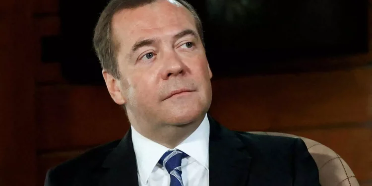 Ο Μεντβέντεφ παρομοίασε με χαρτί υγείας το ένταλμα σύλληψης του Πούτιν