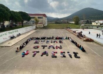 Σύγκρουση τρένων: Μαθητές σχολείων έγραψαν με τις τσάντες τους «Πάρε όταν φτάσεις»