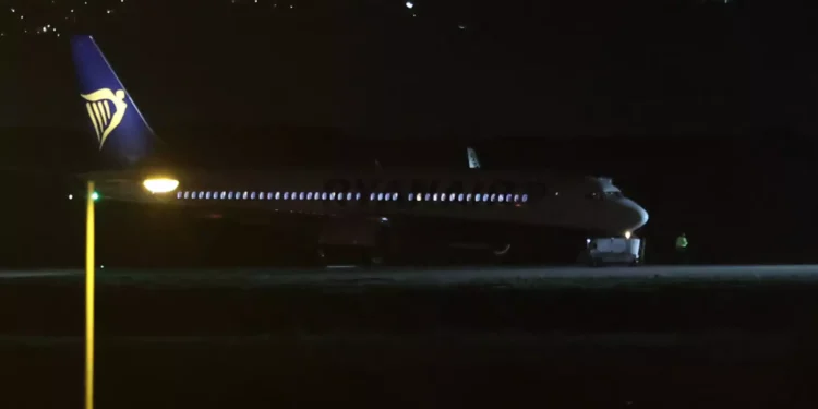 Θεσσαλονίκη: Δεν κρατήθηκε και άναψε τσιγάρο σε πτήση της Ryanair – Χειροπέδες στην προσγείωση