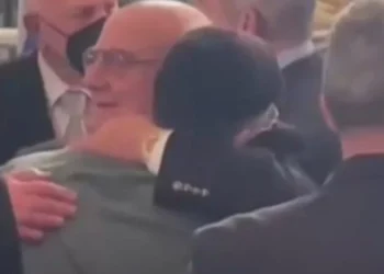 Τέμπη – Ανατριχίλα: Πατέρας αγκαλιάζει σφιχτά τον Άγγελο που έσωσε την κόρη του