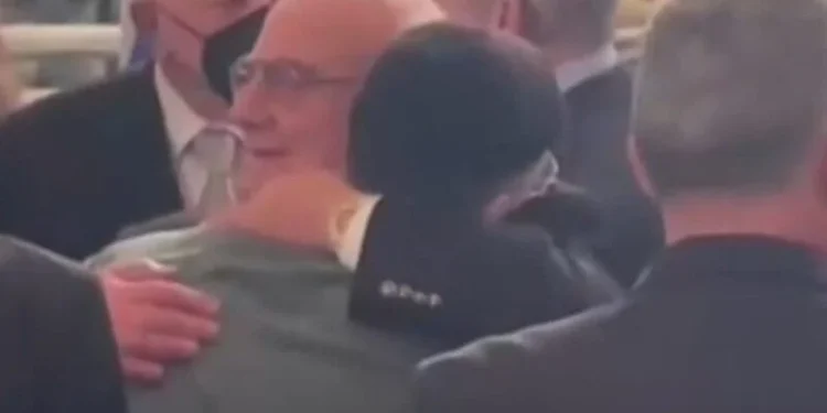 Τέμπη – Ανατριχίλα: Πατέρας αγκαλιάζει σφιχτά τον Άγγελο που έσωσε την κόρη του