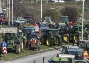 Η οργή για τα Τέμπη ξεχειλίζει: Μπλόκα αγροτών με τρακτέρ στις «ματωμένες ράγες»