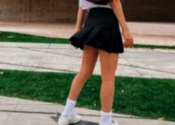 Ελληνίδα ηθοποιός κάνει πατίνι με σούπερ μίνι και προκαλεί ατυχήματα(Εικόνες)