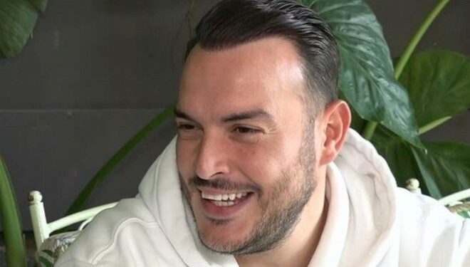 Ο Σάκης Αρσενίου θέλει τη γυναίκα “δούλα και κυρά ασχέτως αν έχει βοήθεια”, και δεν ντρέπεται