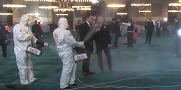 Αγια Σοφιά: Ξεπλένουν το μνημείο με… ροδόνερο για το Ραμαζάνι – Αντιδράσεις και από τουρκικά ΜΜΕ