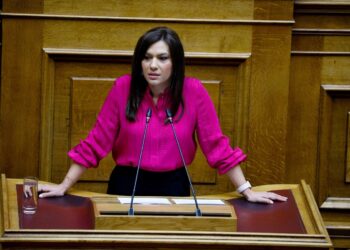 Σύγκρουση τρένων: Οργισμένη η βουλευτής Στέλλα Μπίζιου – «Επιχειρούν να με συνδέσουν με τον σταθμάρχη»